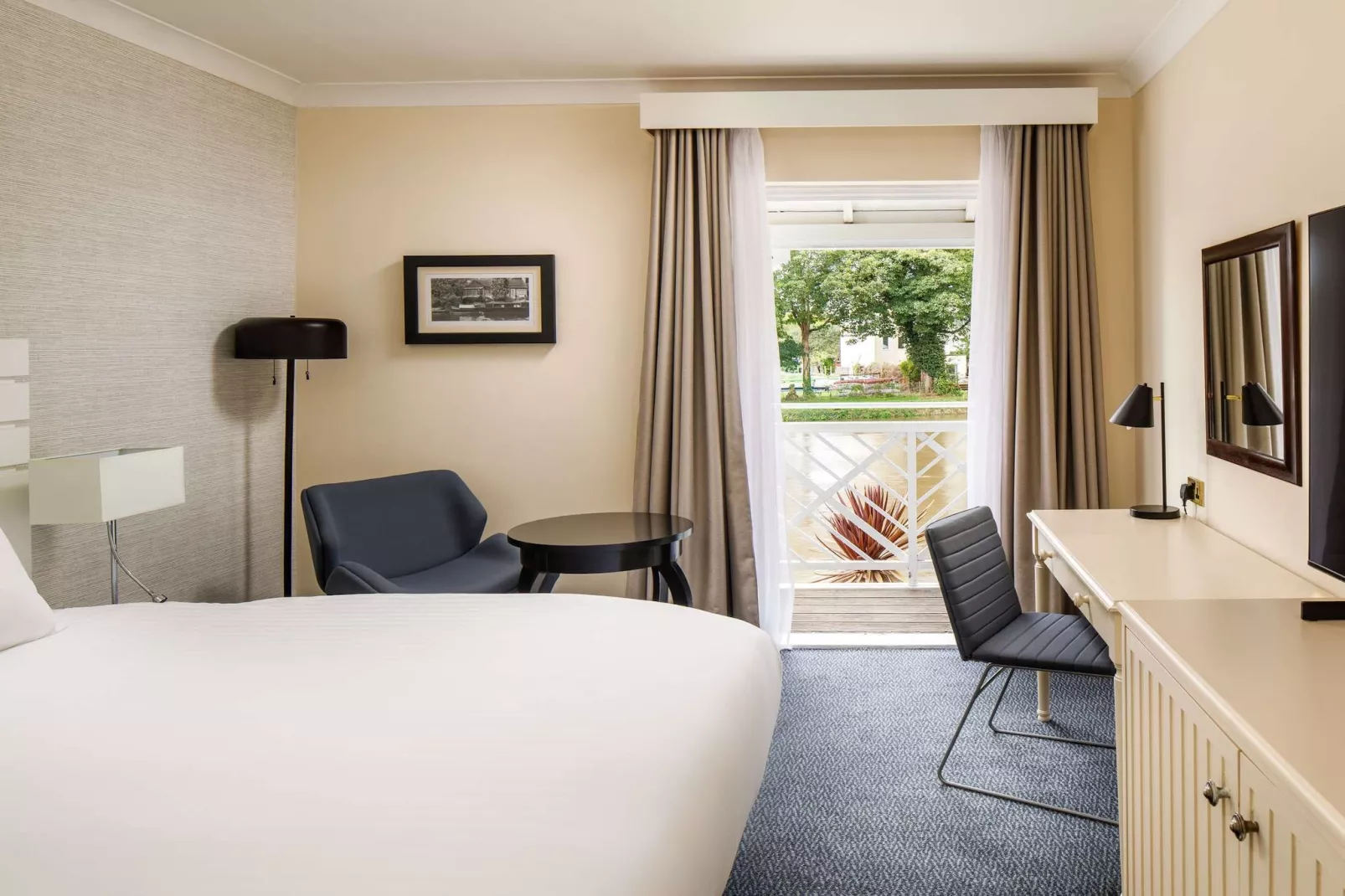 Classic Double River view Staines ex Mercure-Slaapkamer