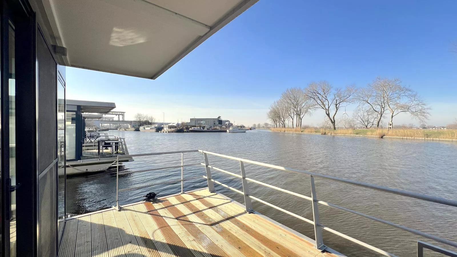 Houseboat Maxim Jr-Terrasbalkon