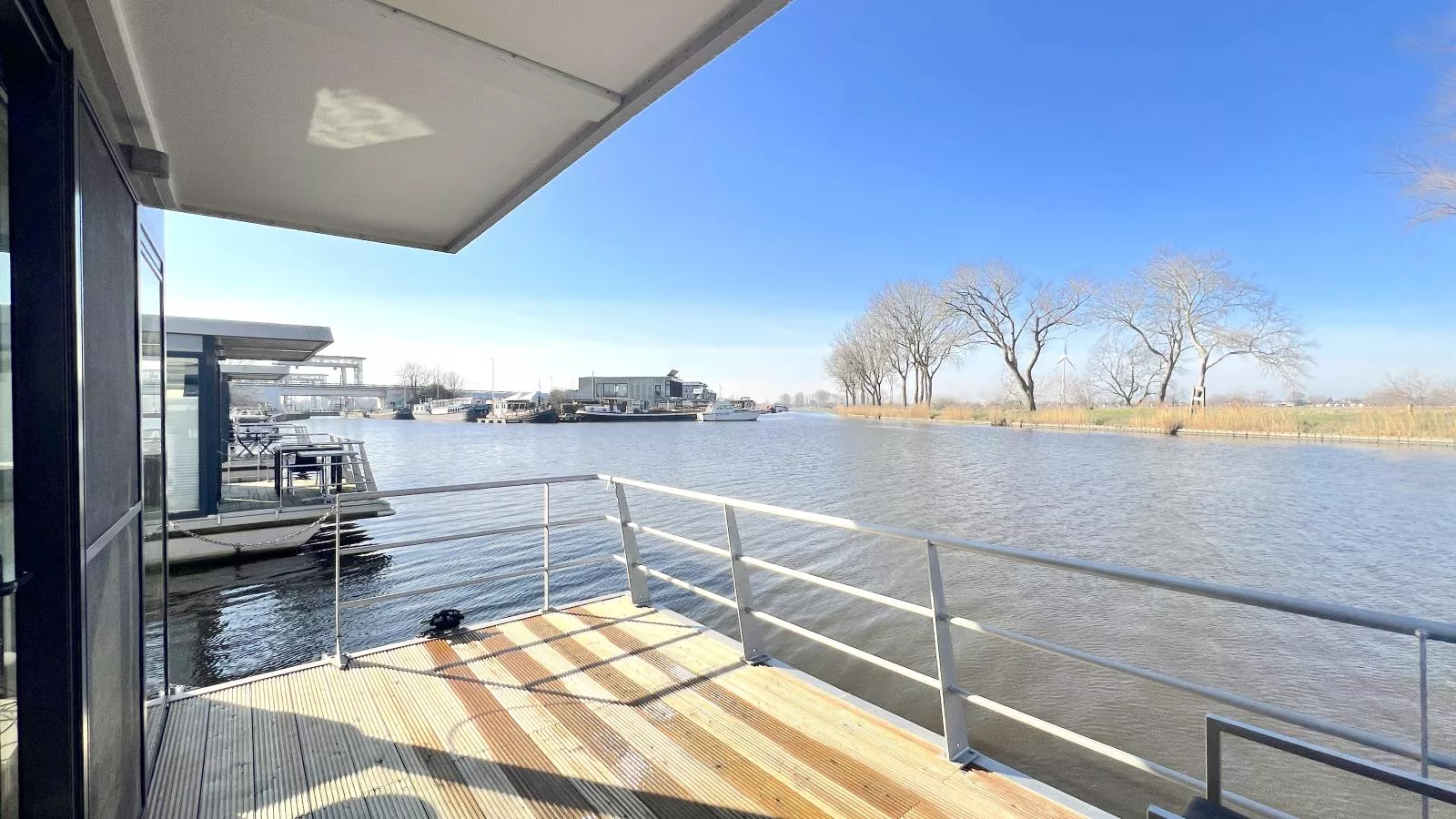 Houseboat Maxim Jr-Terrasbalkon