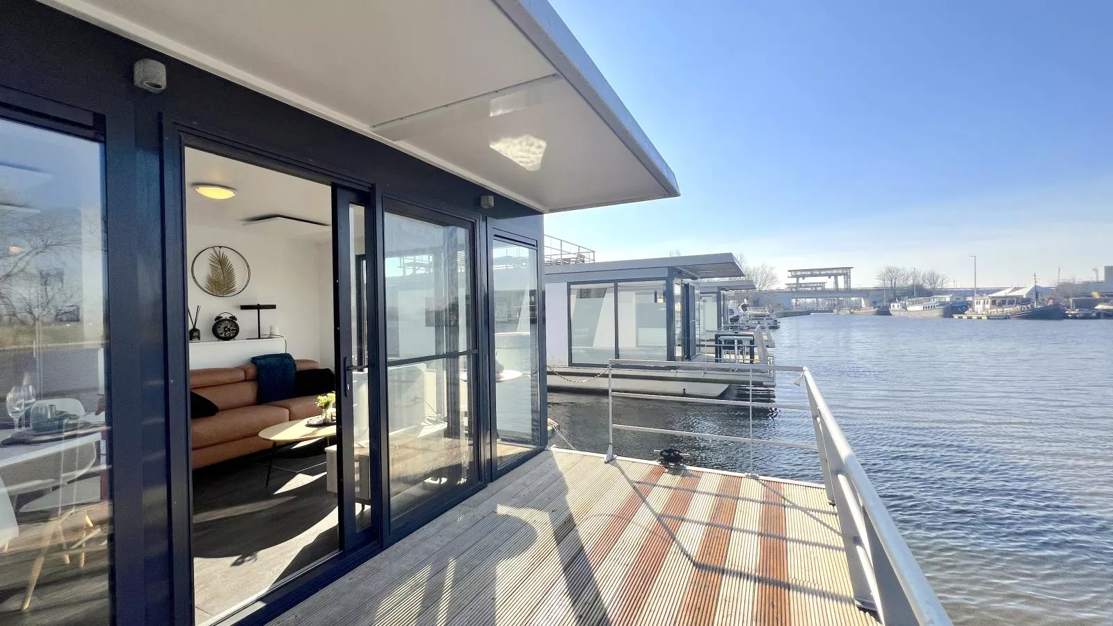 Houseboat Maxim Jr-Terrasbalkon