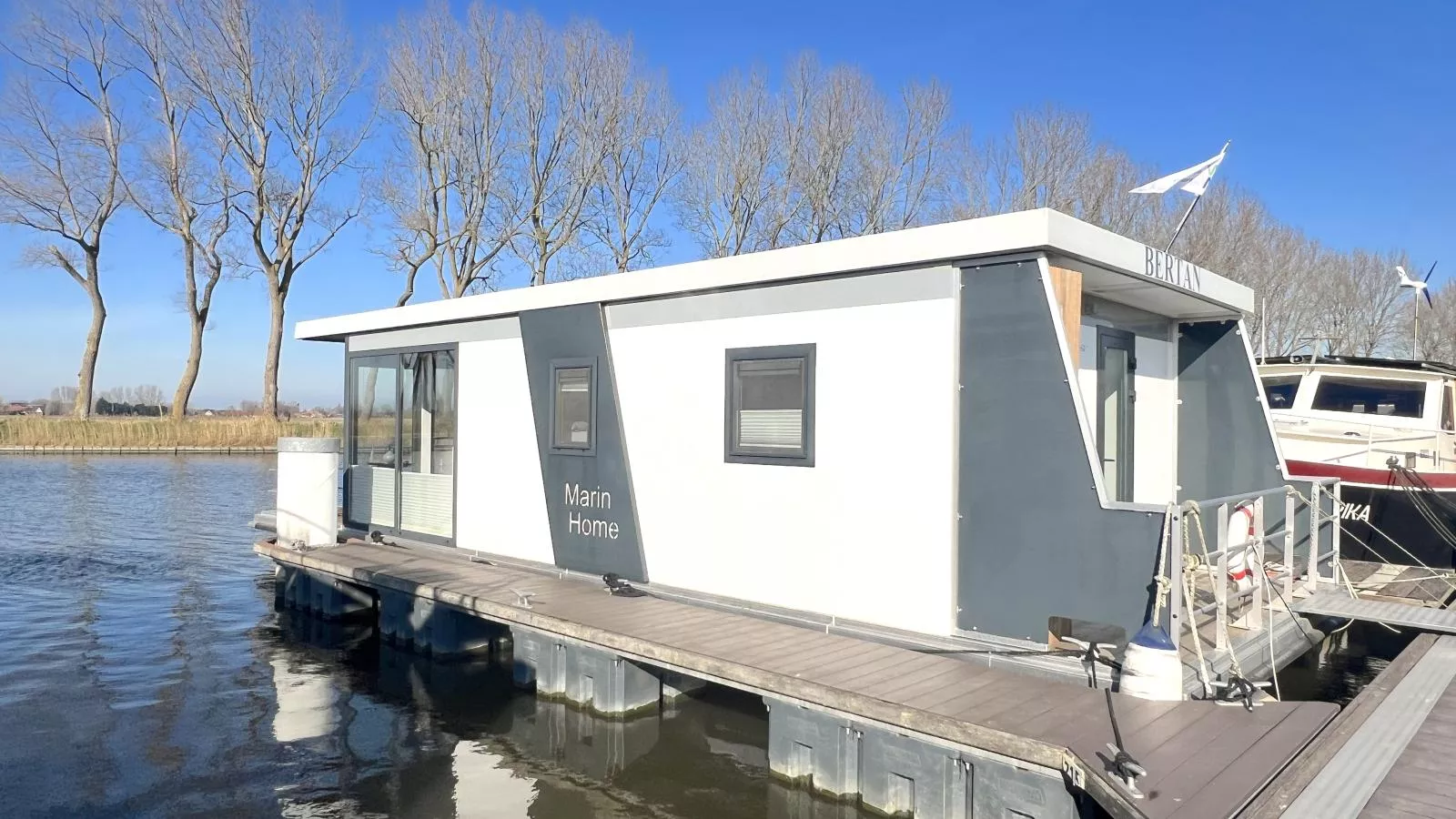 Houseboat Maxim Jr-Buitenkant zomer