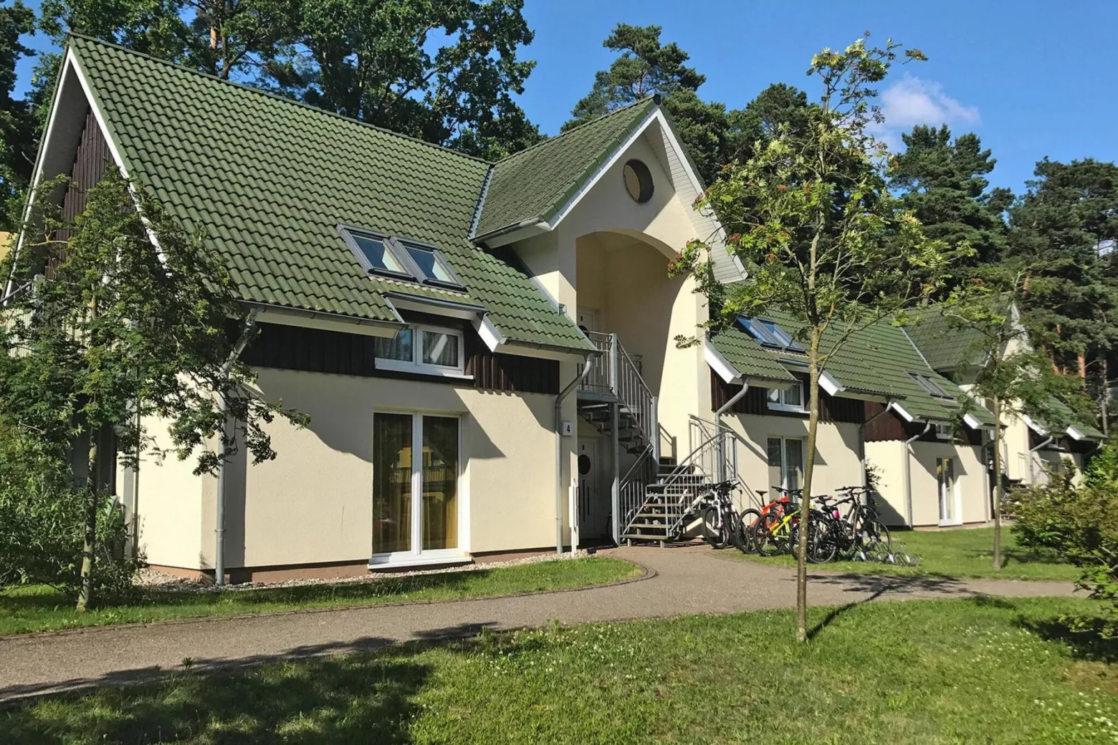 EG Rechts Haus 4 Nr 10-Buitenkant zomer