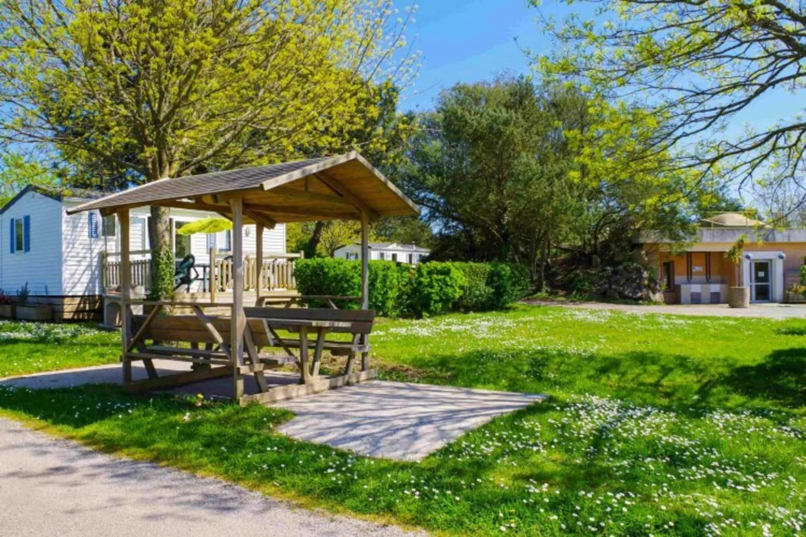 Larmor plage- Lodge 4 Pièces 7 Personnes 1 bébé-Tuinen zomer