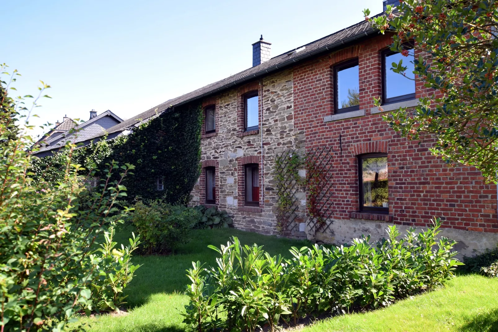 Haus Päsch nahe See mit beheiztem Whirlpool/Sauna-Buitenkant zomer