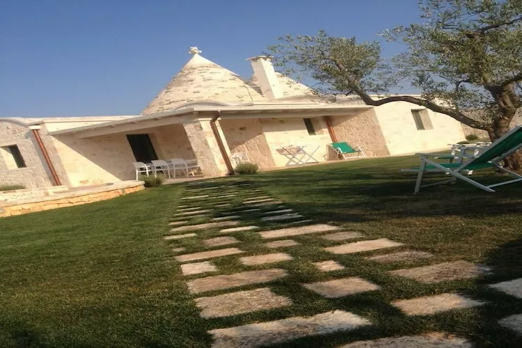 Trullo Amato Cisternino-Buitenkant zomer