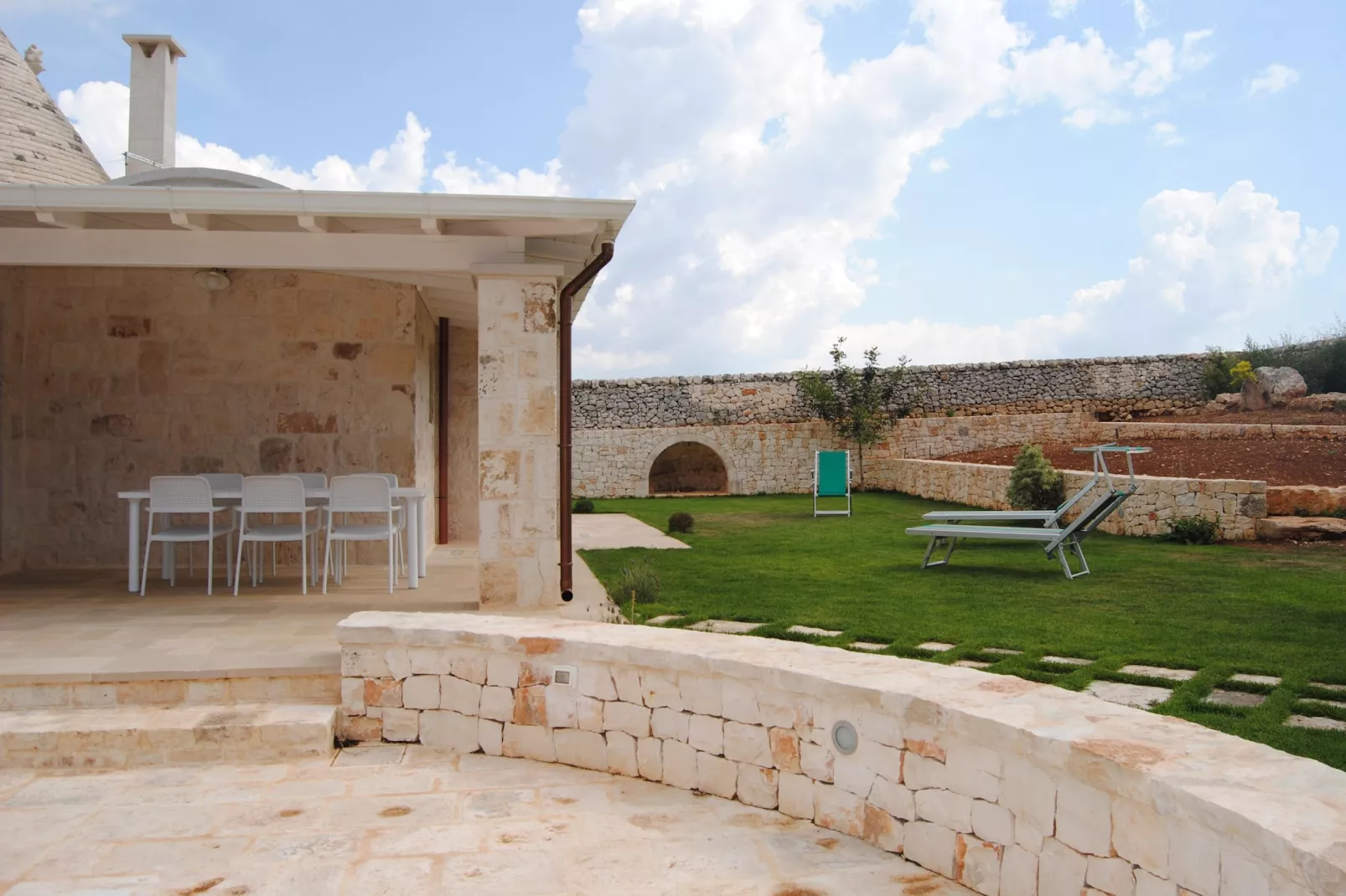 Trullo Amato Cisternino-Tuinen zomer