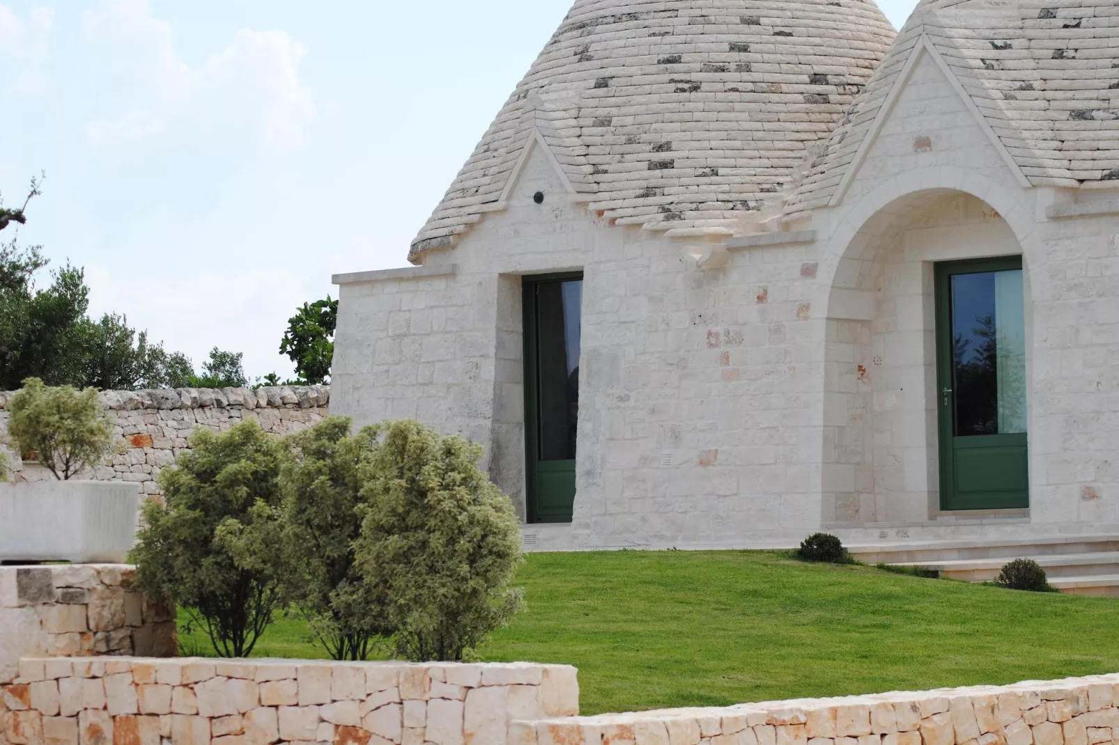 Trullo Amato Cisternino-Buitenkant zomer