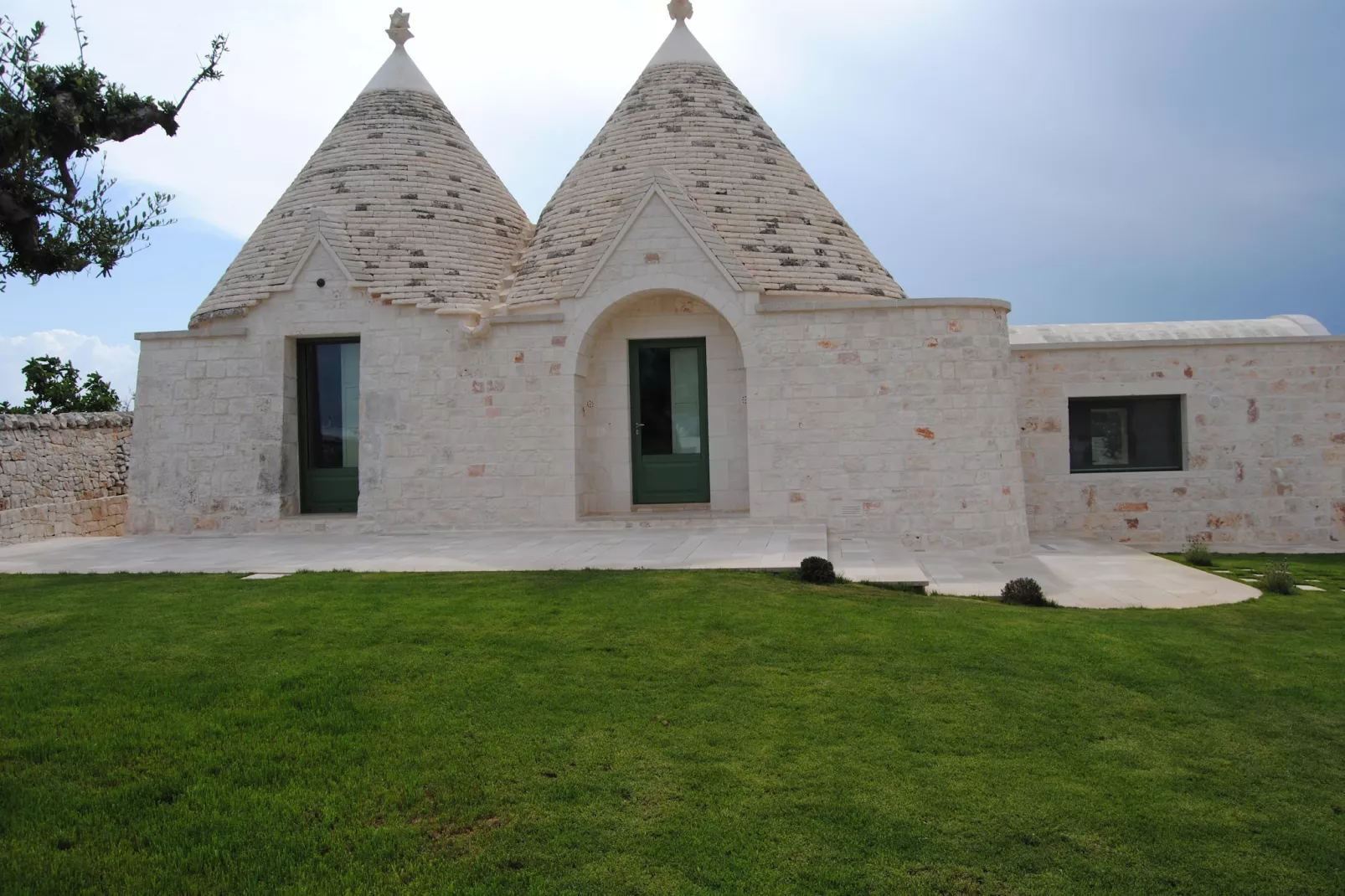 Trullo Amato Cisternino-Buitenkant zomer