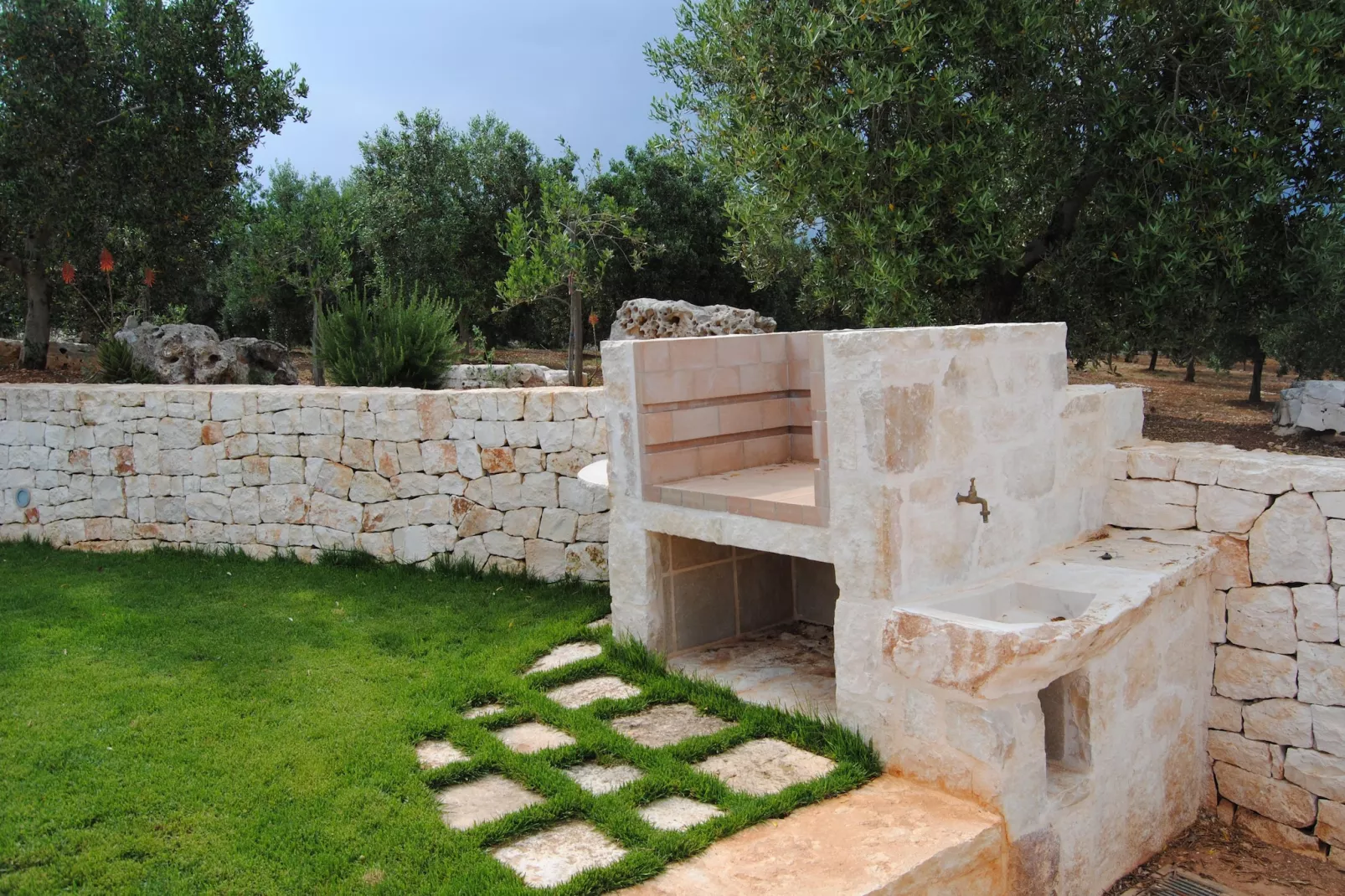 Trullo Amato Cisternino-Tuinen zomer