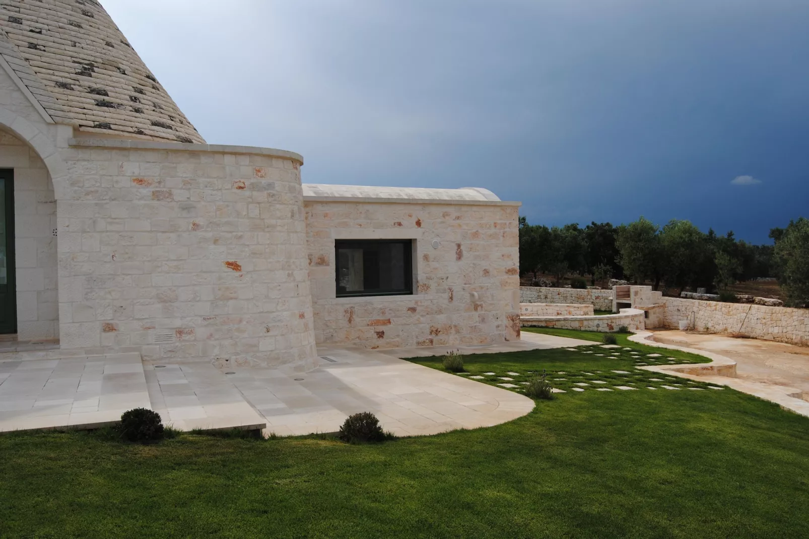 Trullo Amato Cisternino-Buitenkant zomer