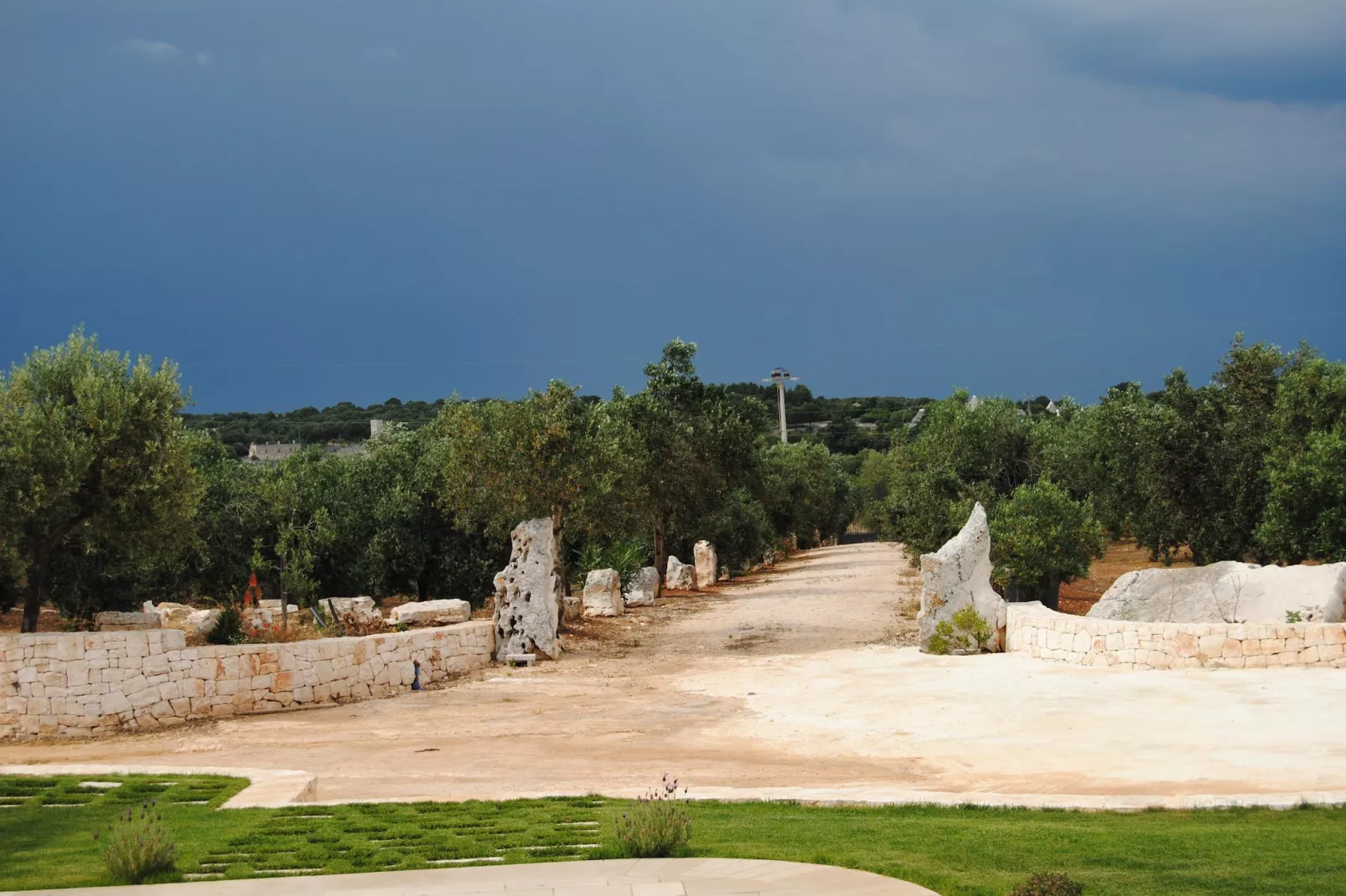 Trullo Amato Cisternino-Tuinen zomer