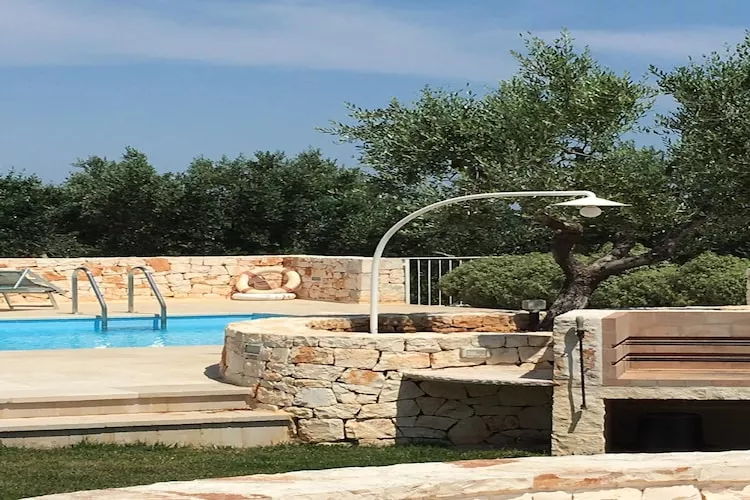 Trullo Amato Cisternino-Tuinen zomer