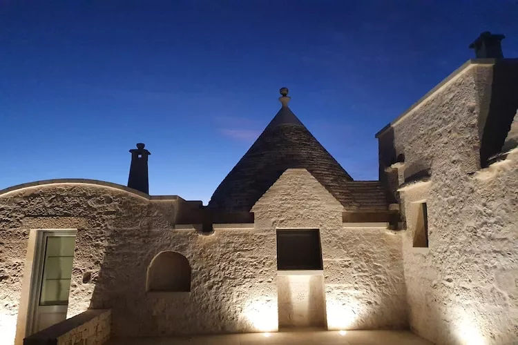 Trullo Rosa Ostuni-Buitenkant zomer