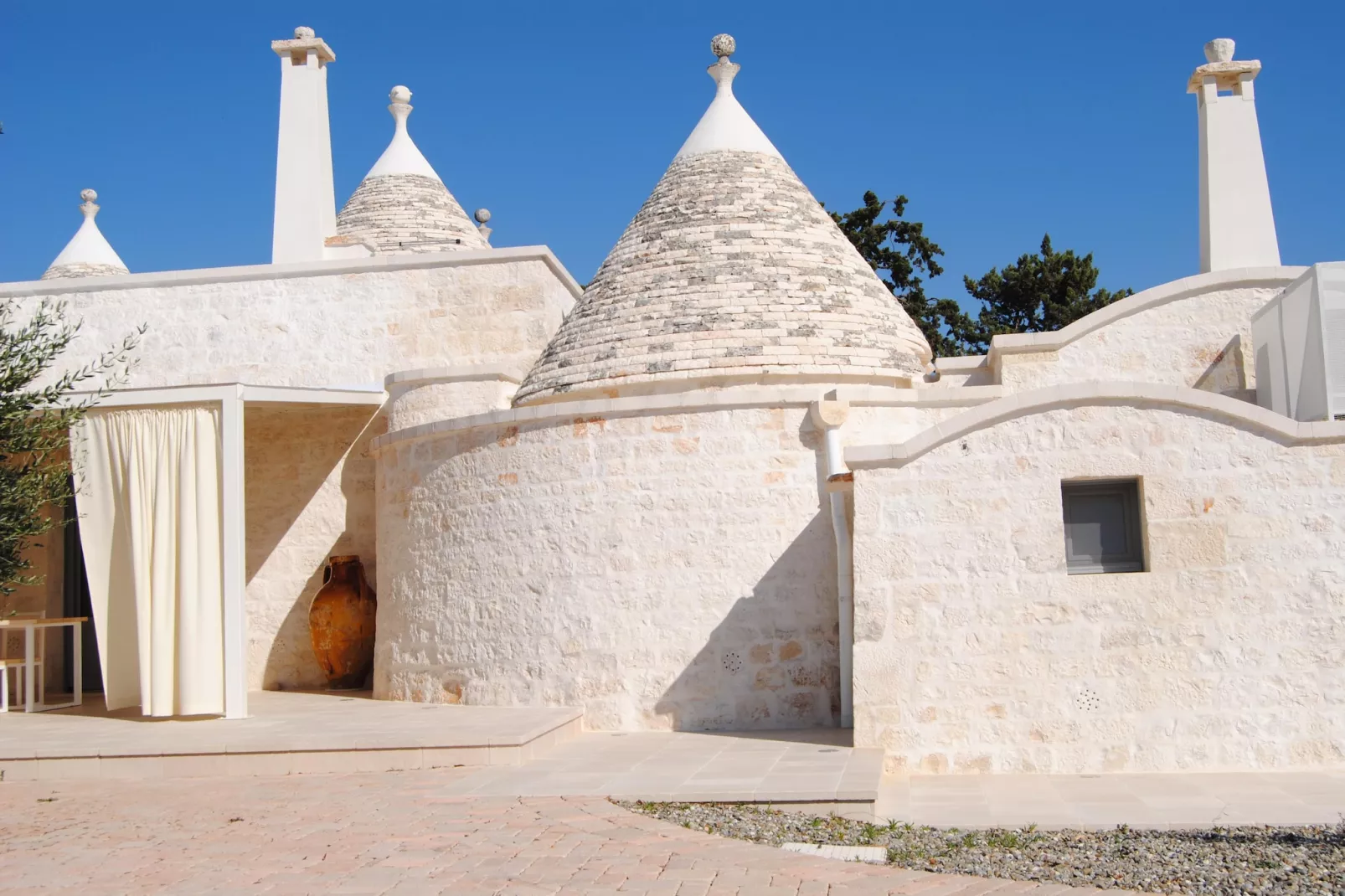 Trullo Rosa Ostuni-Buitenkant zomer