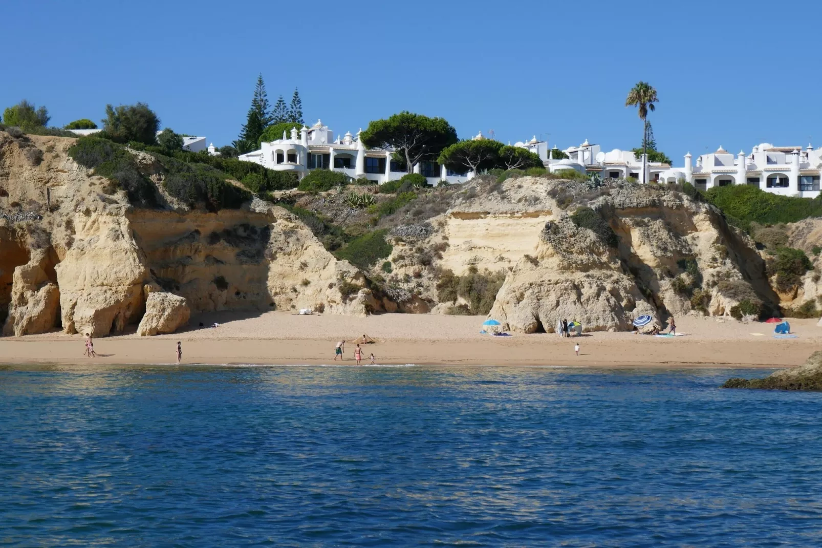 Reihenhaus in Armação de Pêra // Casa Ninho