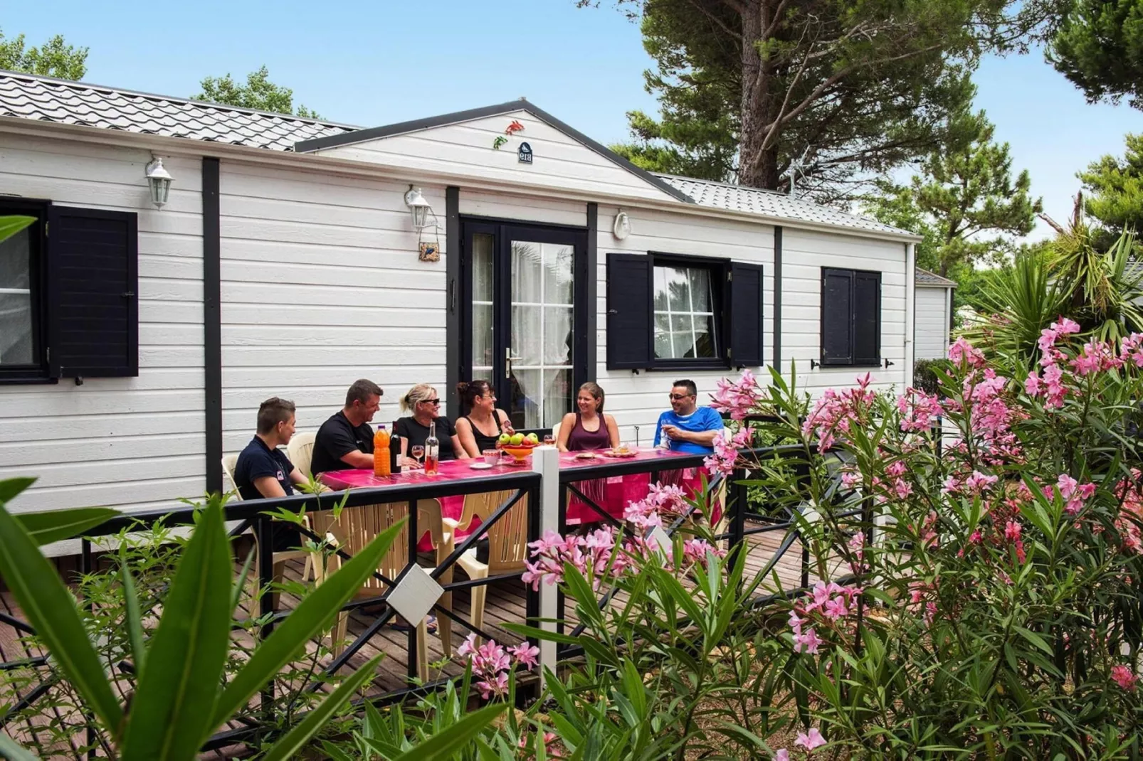 Domaine Les Mûriers Vendres-Plage // mobilhome 2 chambres-Buitenkant zomer