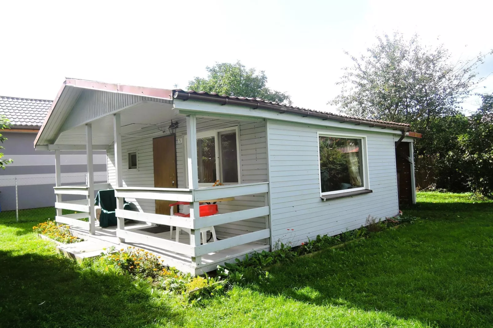 Bungalow Pod słonecznikiem 2-Buitenkant zomer