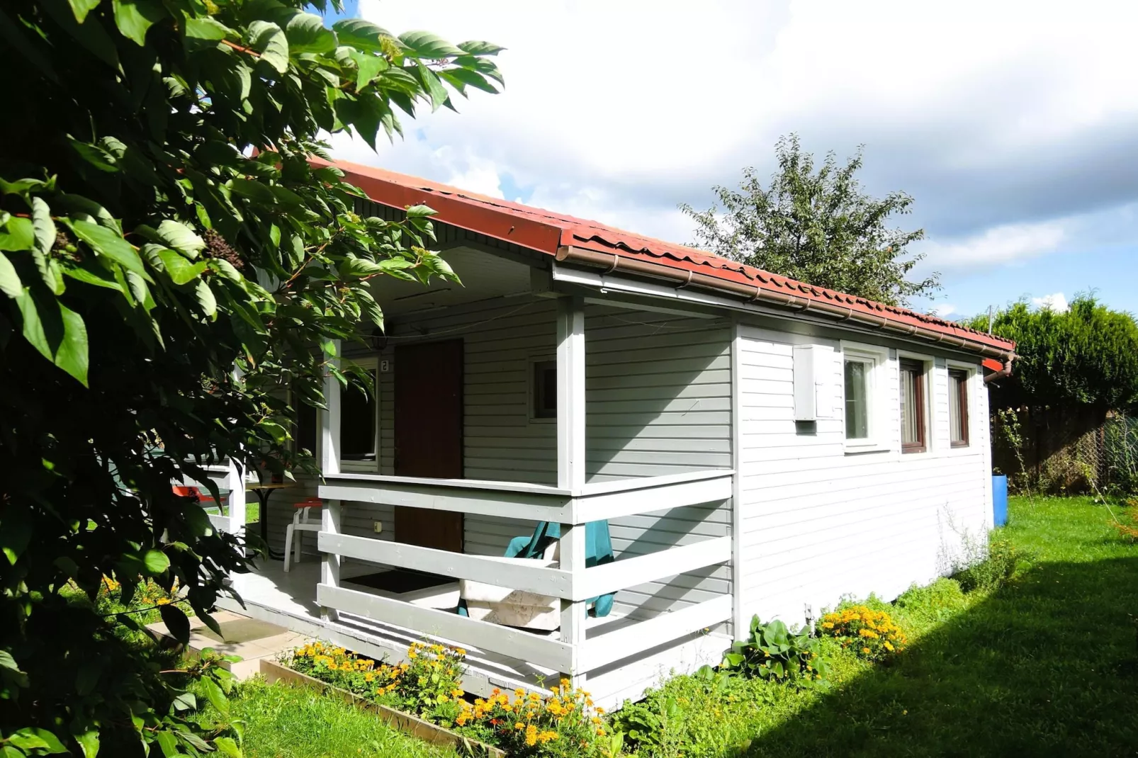 Bungalow Pod słonecznikiem 2-Buitenkant zomer