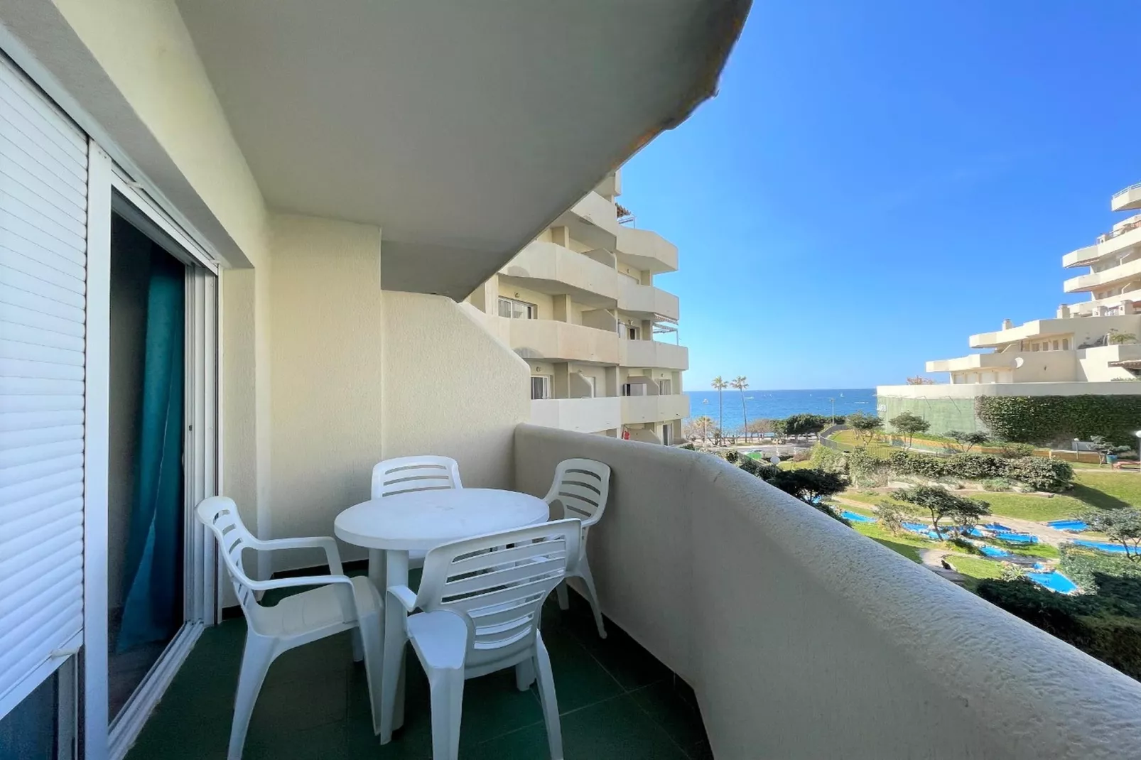 Apartamento con terraza y vistas 327-Terrasbalkon