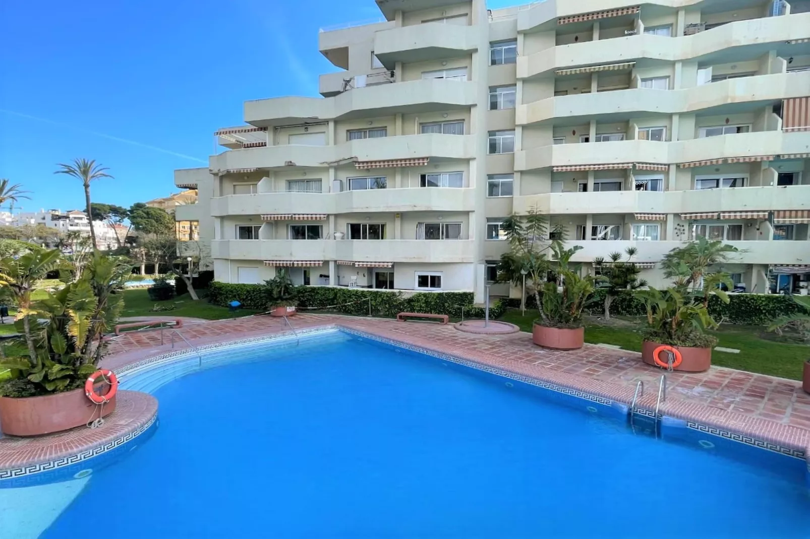 Apartamento con terraza y vistas 327-Zwembad