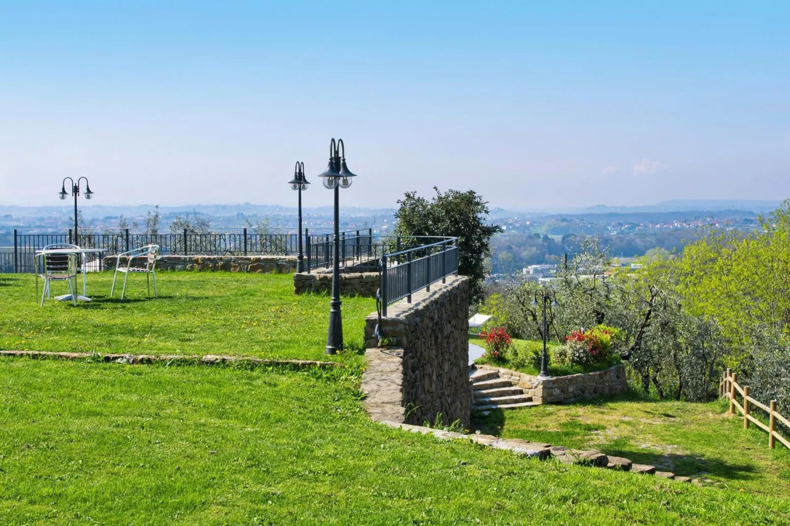 Agri-tourism Giugnano Poggio del Sole, Lamporecchio-Studio, Typ B, ca. 60 qm-Tuinen zomer