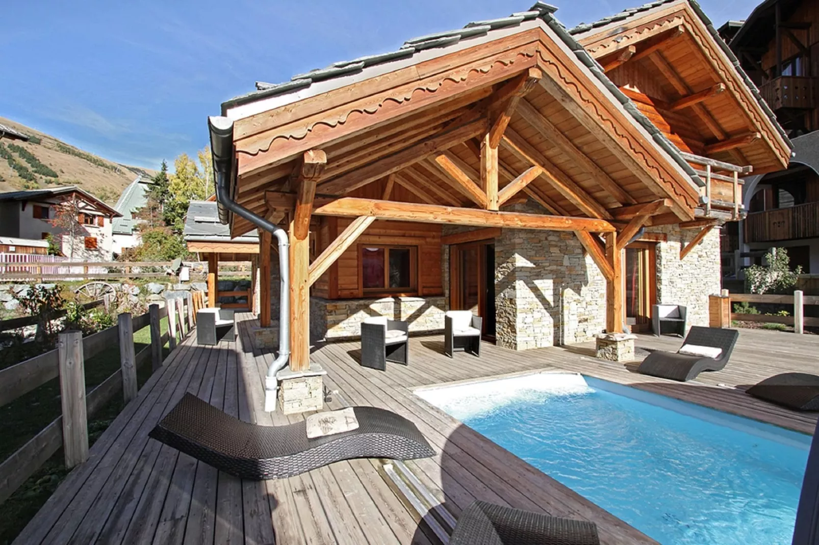 Chalet Le Prestige Lodge-Buitenkant zomer