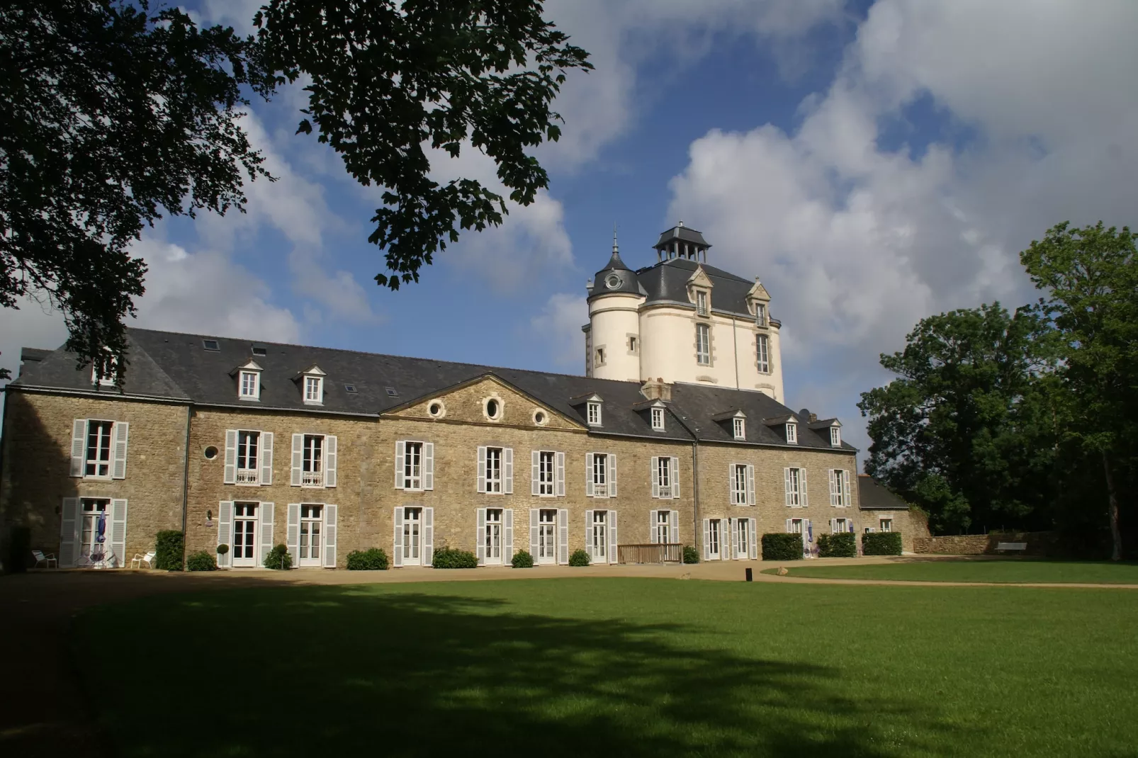 Le Château de Keravéon 4-Buitenkant zomer