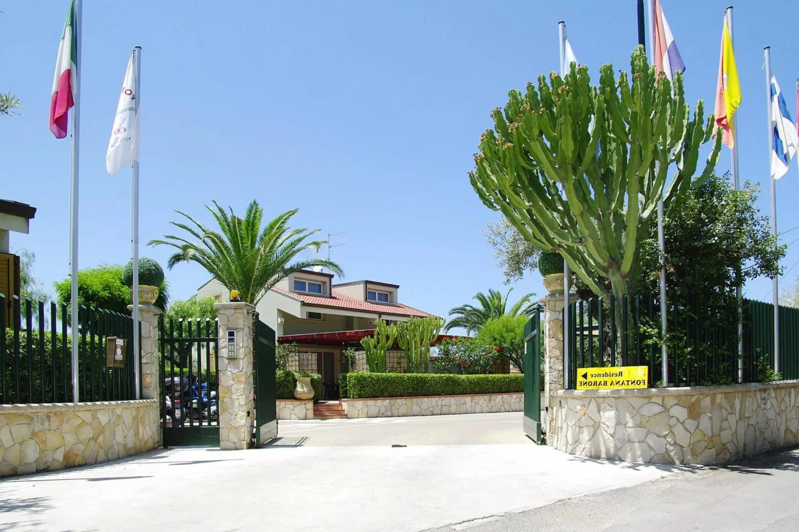 Residence Fontana Barone, Cefalù-Villette-Buitenkant zomer