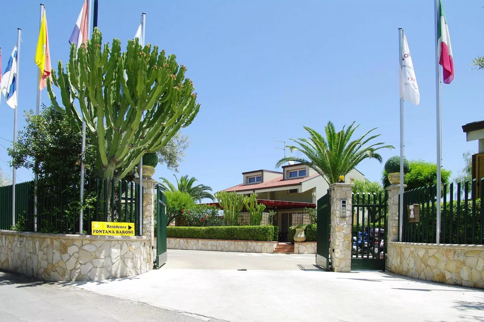 Residence Fontana Barone, Cefalù-Villette-Buitenkant zomer