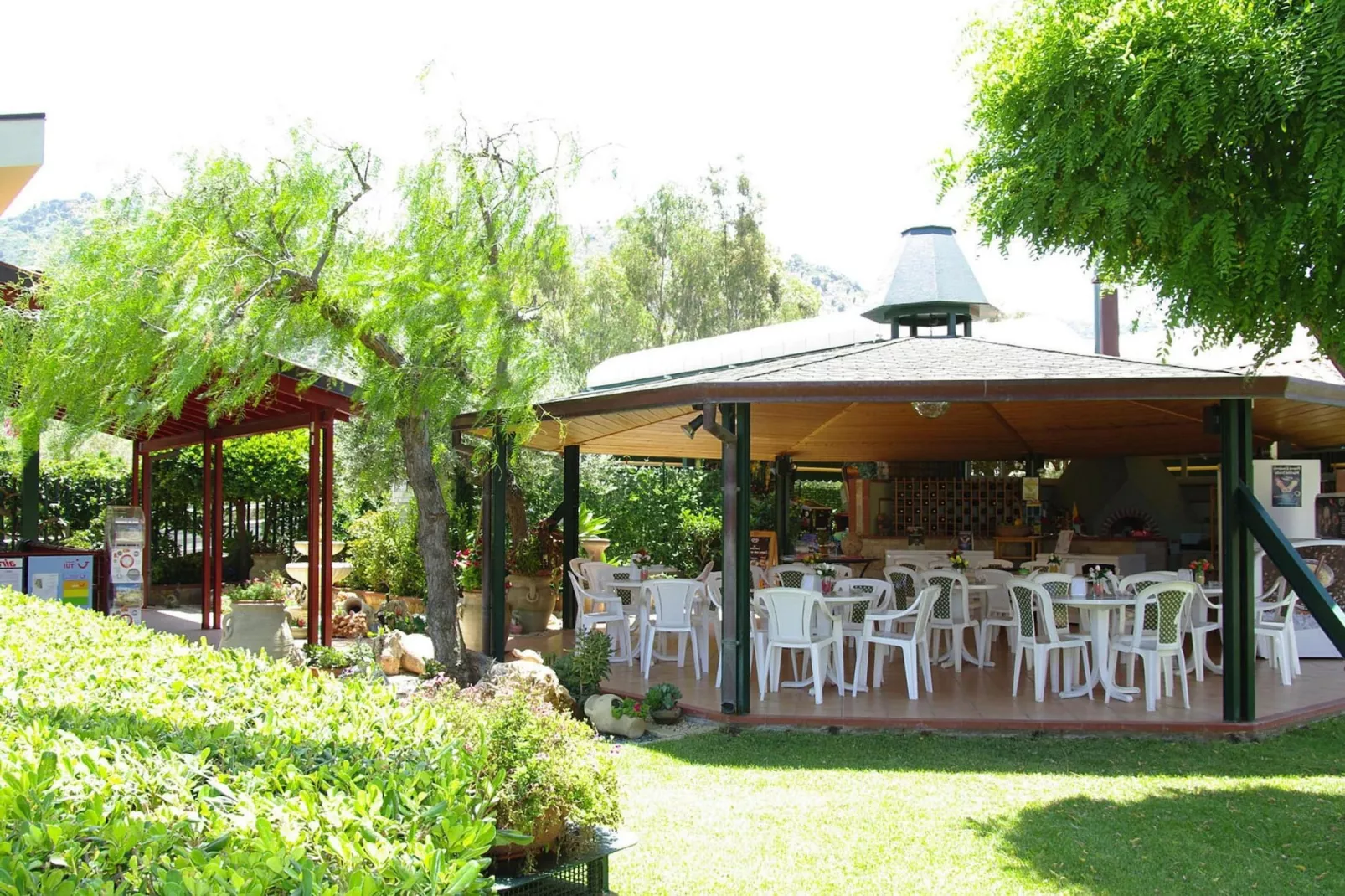 Residence Fontana Barone, Cefalù-Villette-Tuinen zomer