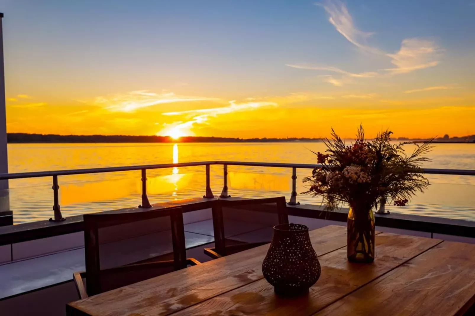 Hausboot in Ribnitz-Damgarten-Terrasbalkon