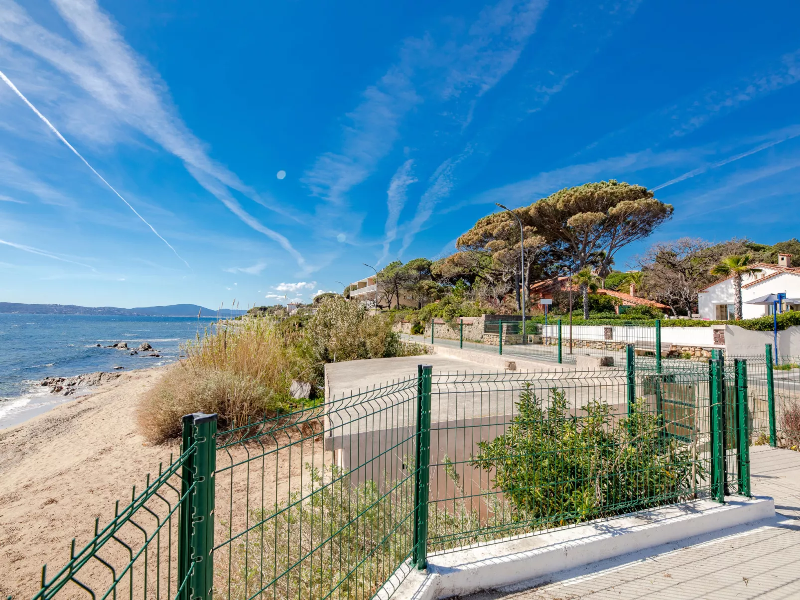 Terra Cotta Beach Front-Buiten