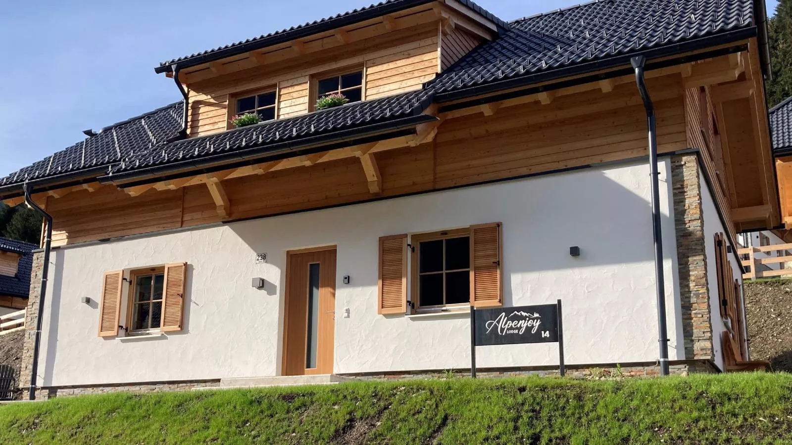 Alpenjoy Lodge-Buitenkant zomer