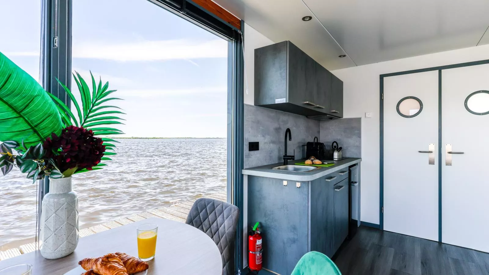 Tiny houseboat Uitgeest II-Uitzicht zomer