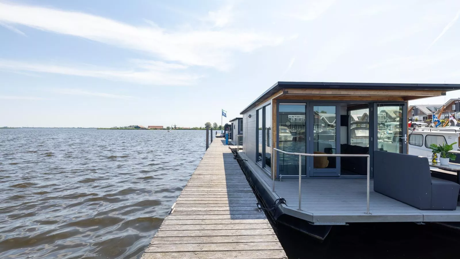 Tiny houseboat Uitgeest II-Buitenkant zomer