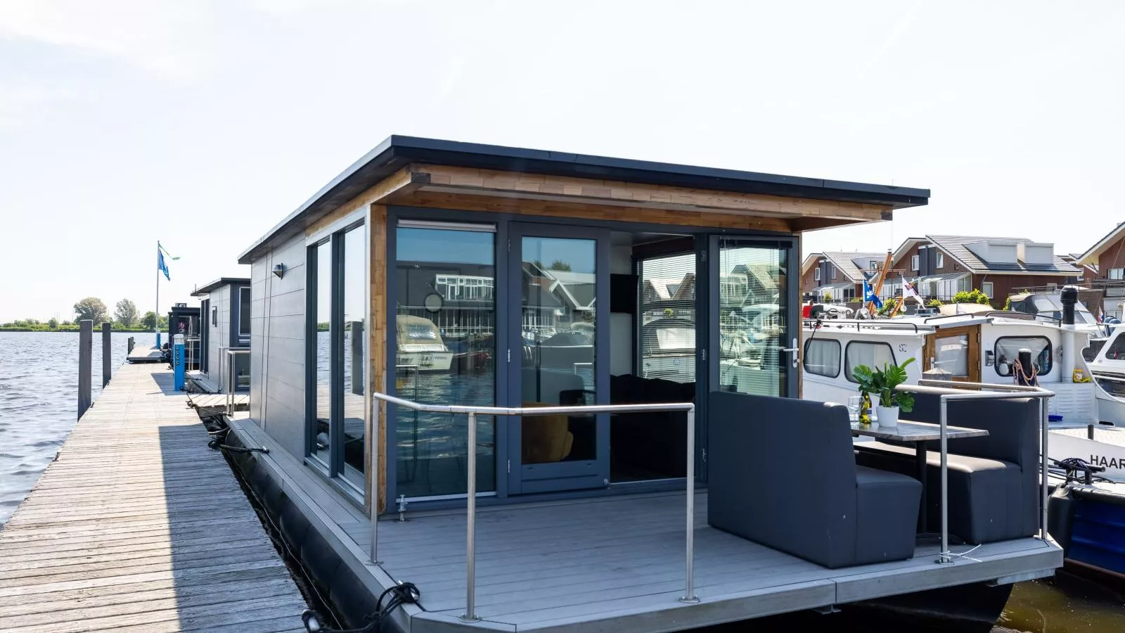 Tiny houseboat Uitgeest II-Buitenkant zomer