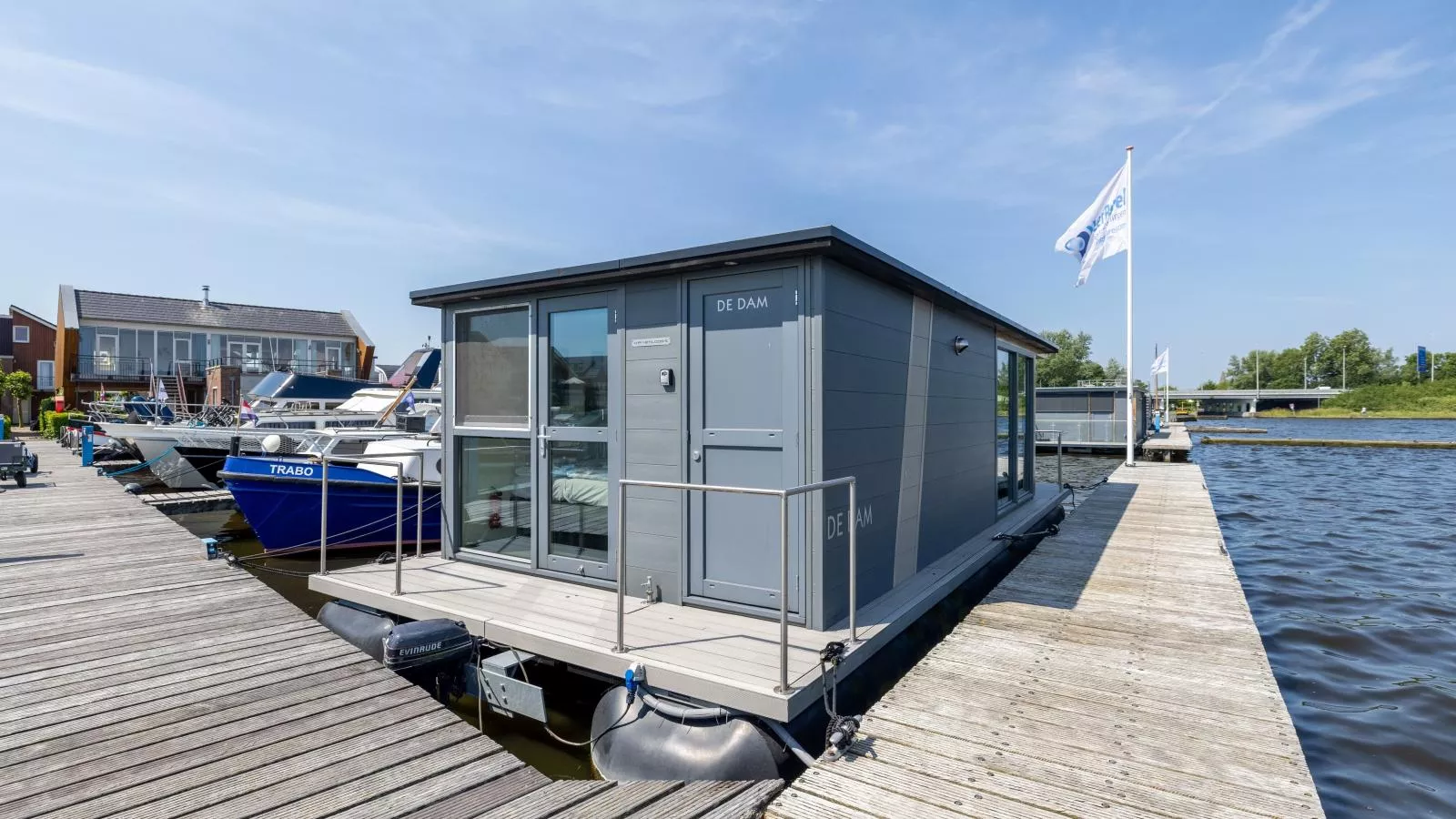 Tiny houseboat Uitgeest II-Buitenkant zomer