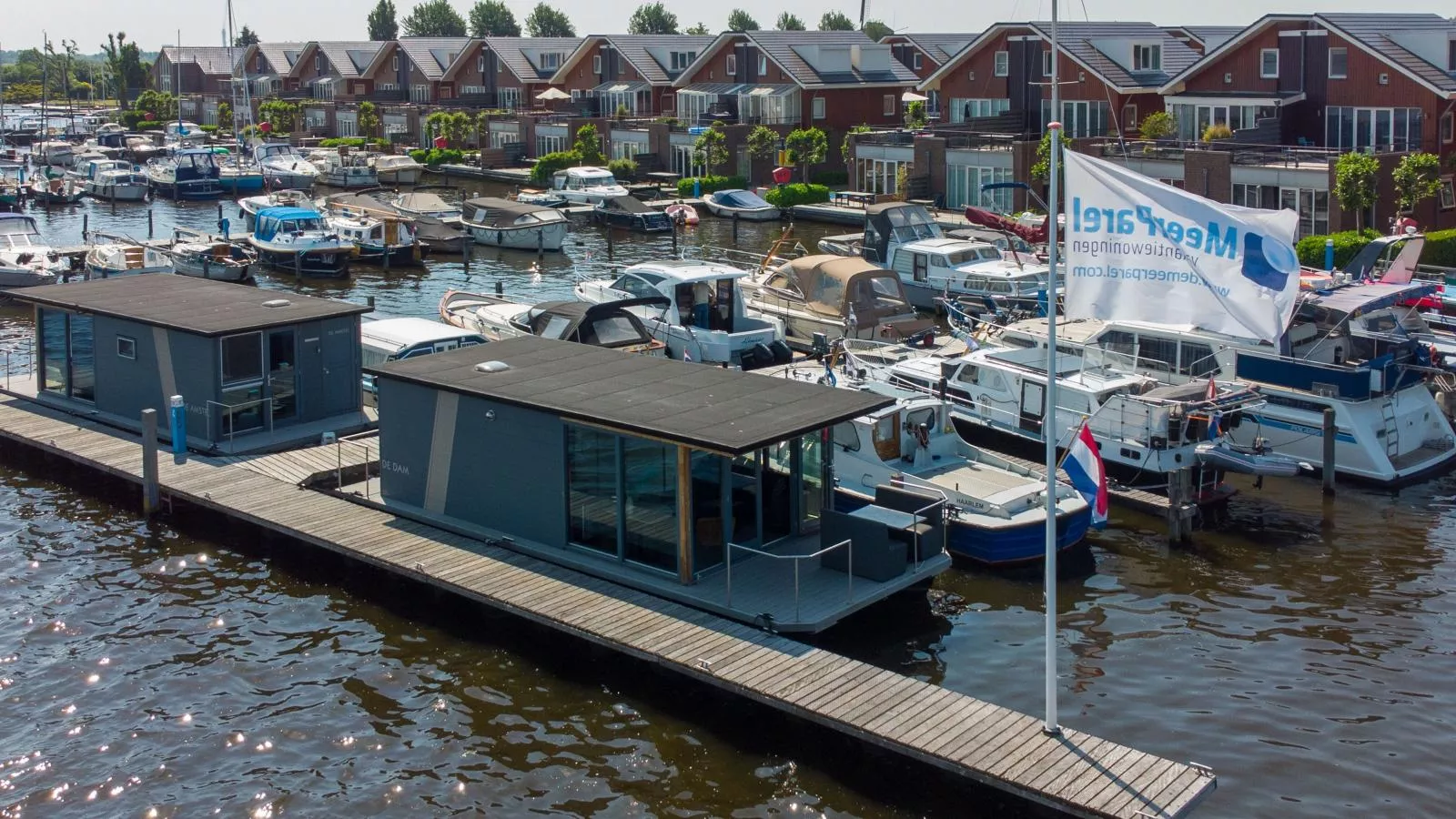 Tiny houseboat Uitgeest II-Buitenkant zomer