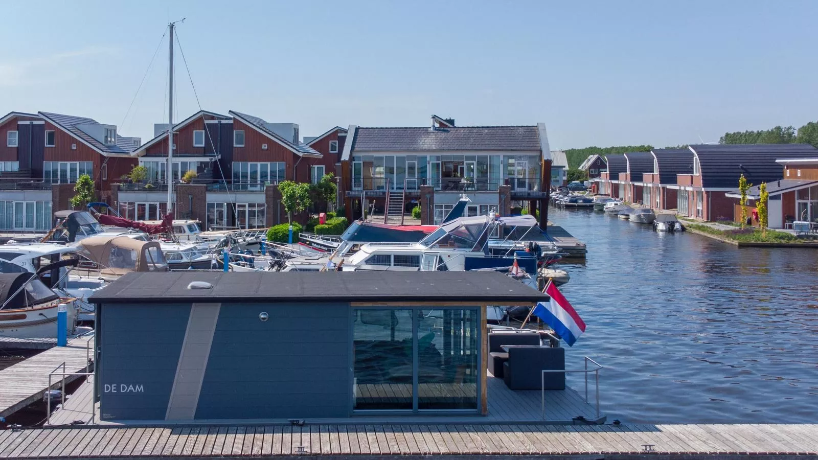 Tiny houseboat Uitgeest II-Buitenkant zomer