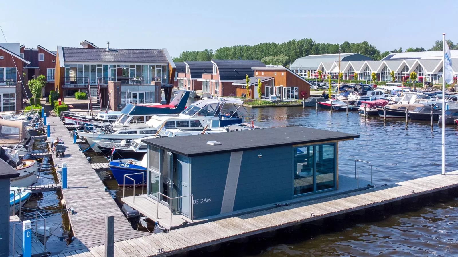 Tiny houseboat Uitgeest II-Buitenkant zomer