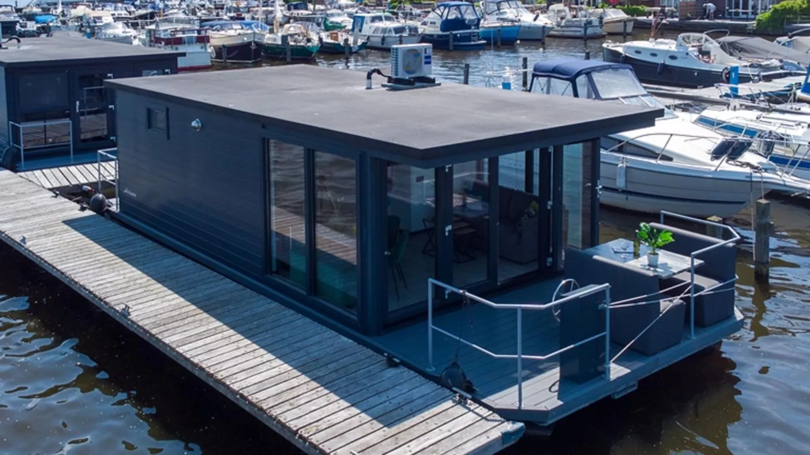 Tiny houseboat Parel III - airco-Buitenkant zomer