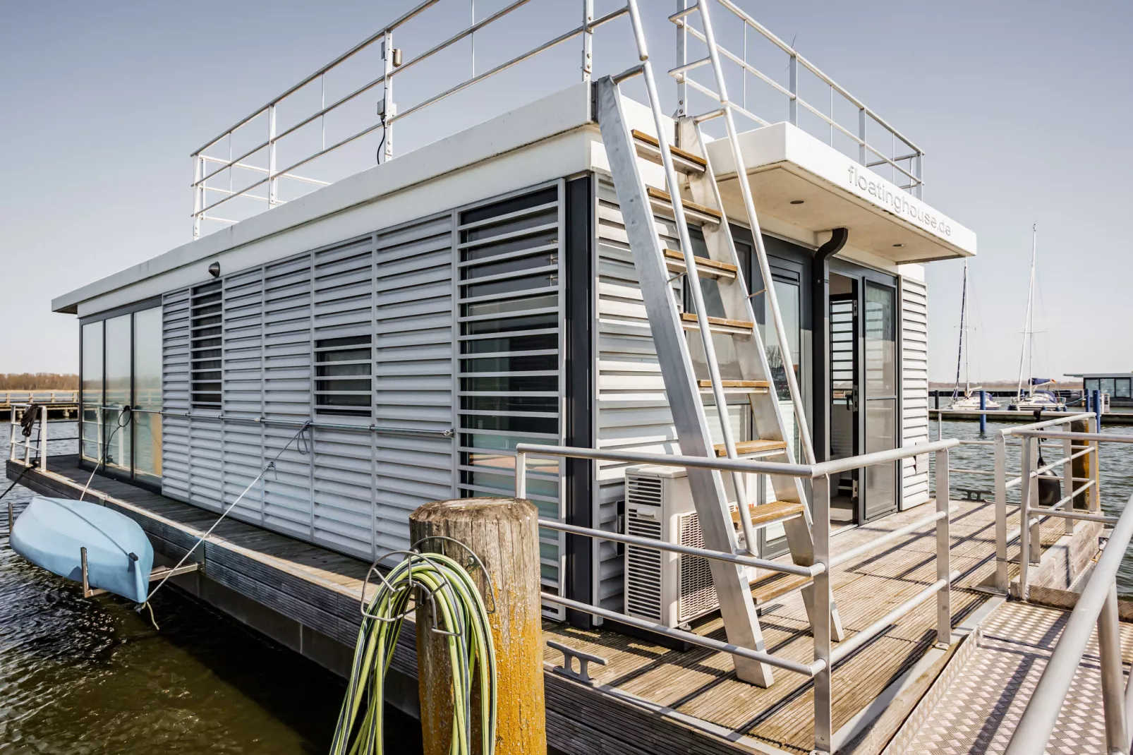 Houseboat Floating House Küstennebel 2 44 m²-Buitenkant zomer