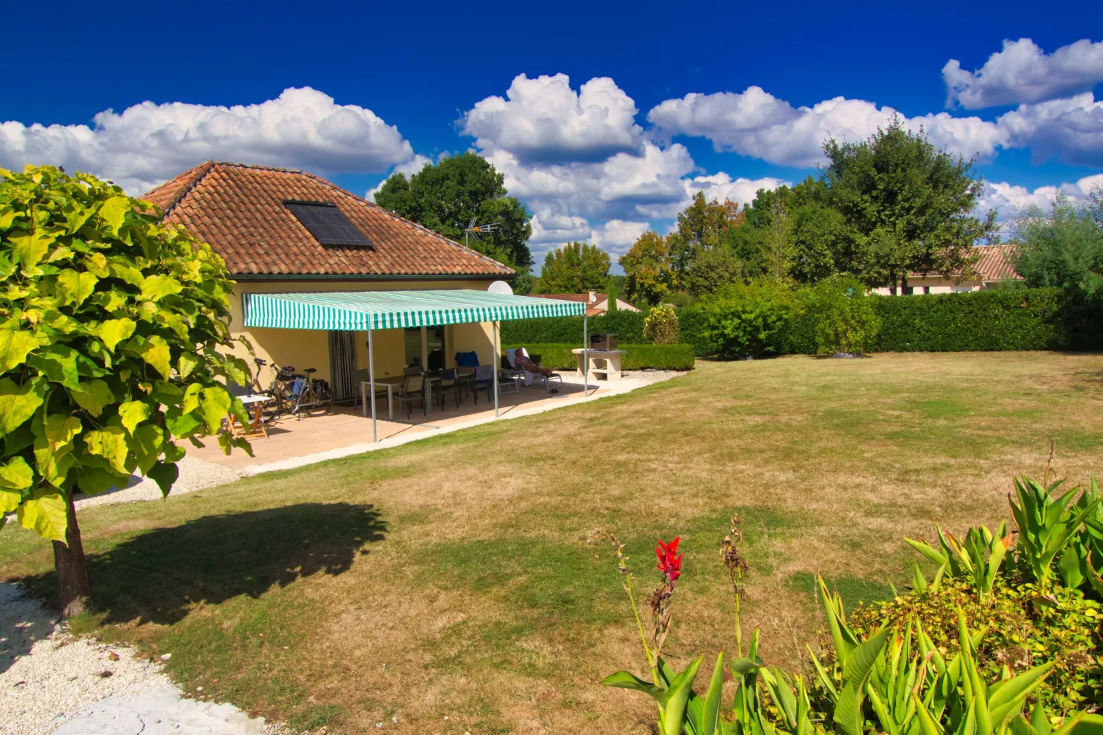 Maison Le Perrot-Buitenkant zomer