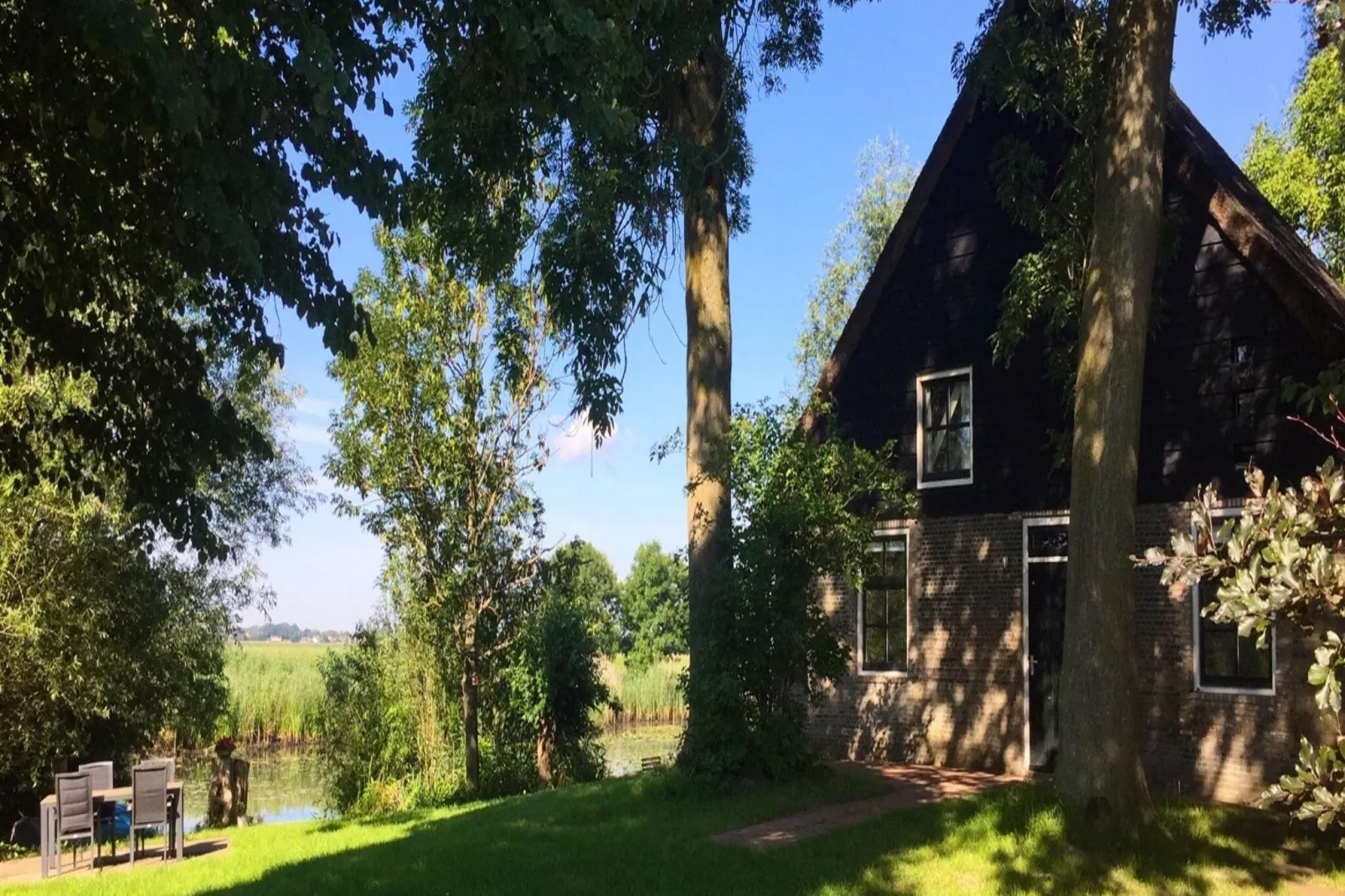 Het Biesbosch huisje-Tuinen zomer