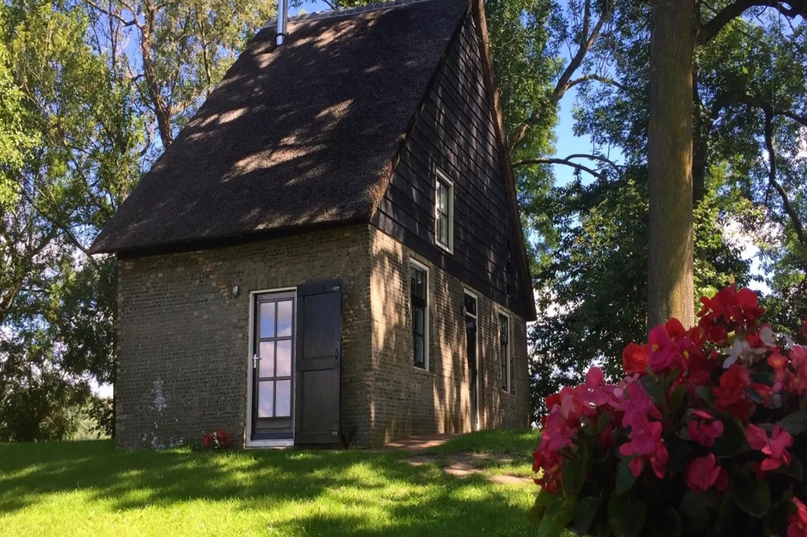 Het Biesbosch huisje-Buitenkant zomer