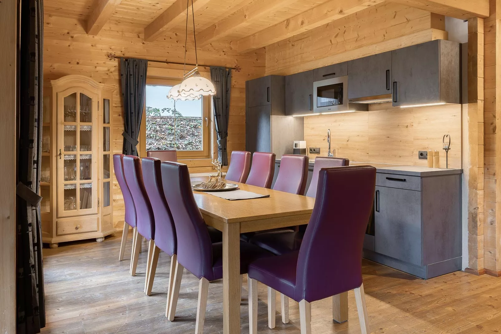 Chalets Almdorf Zillertal Fügen-Haus 10 Personen-Eetkamer