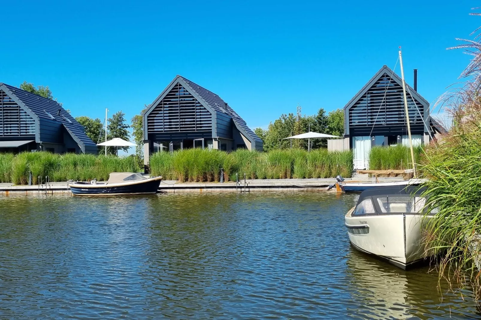 Watervilla Fjirtjin-Buitenkant zomer