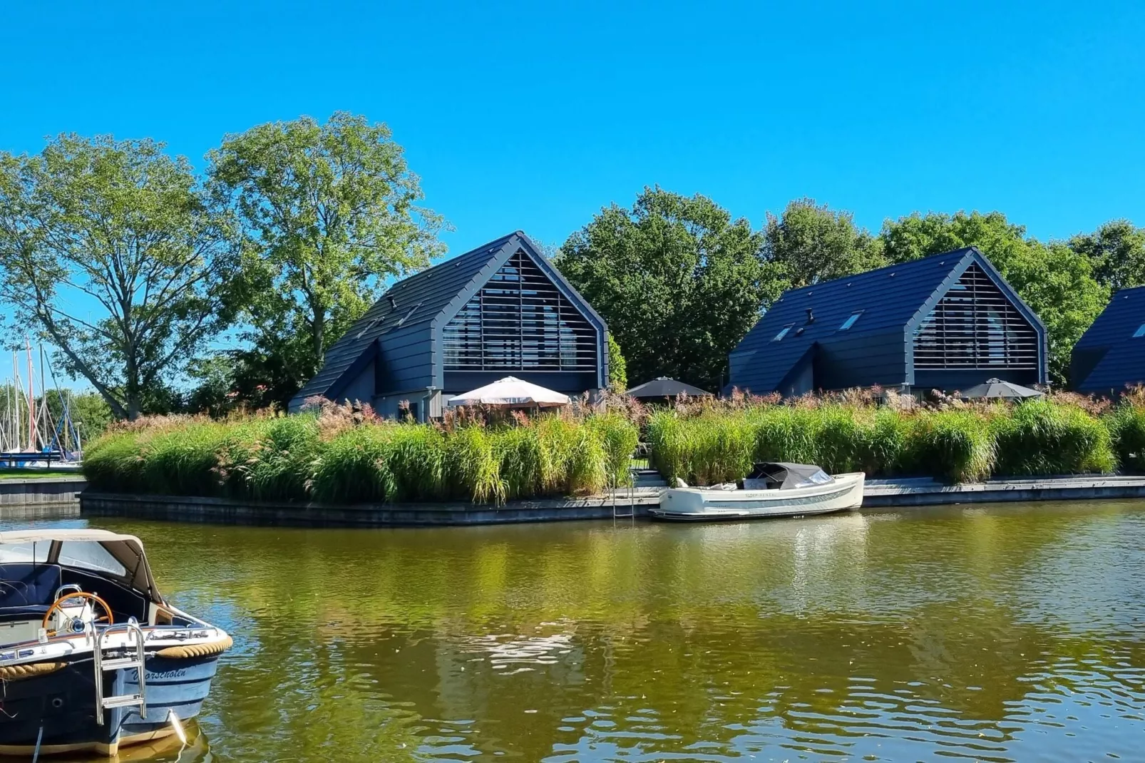 Watervilla Fiif-Buitenkant zomer