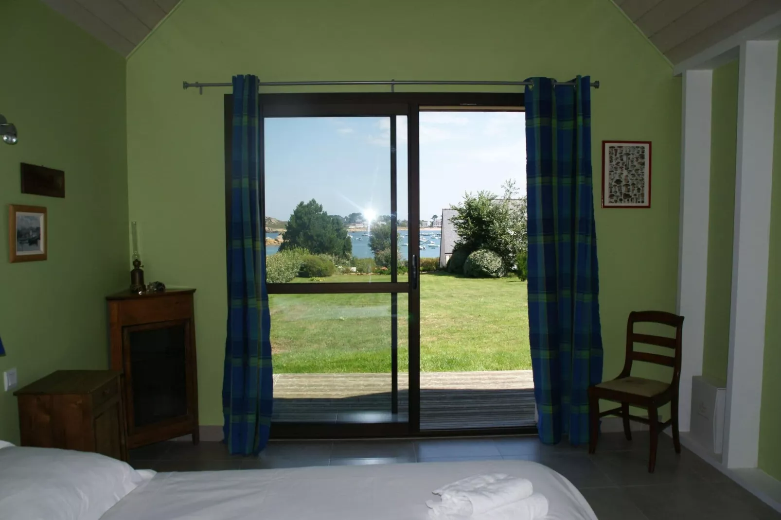 Comfortable architect villa with magnificent view Plougasnou-Slaapkamer