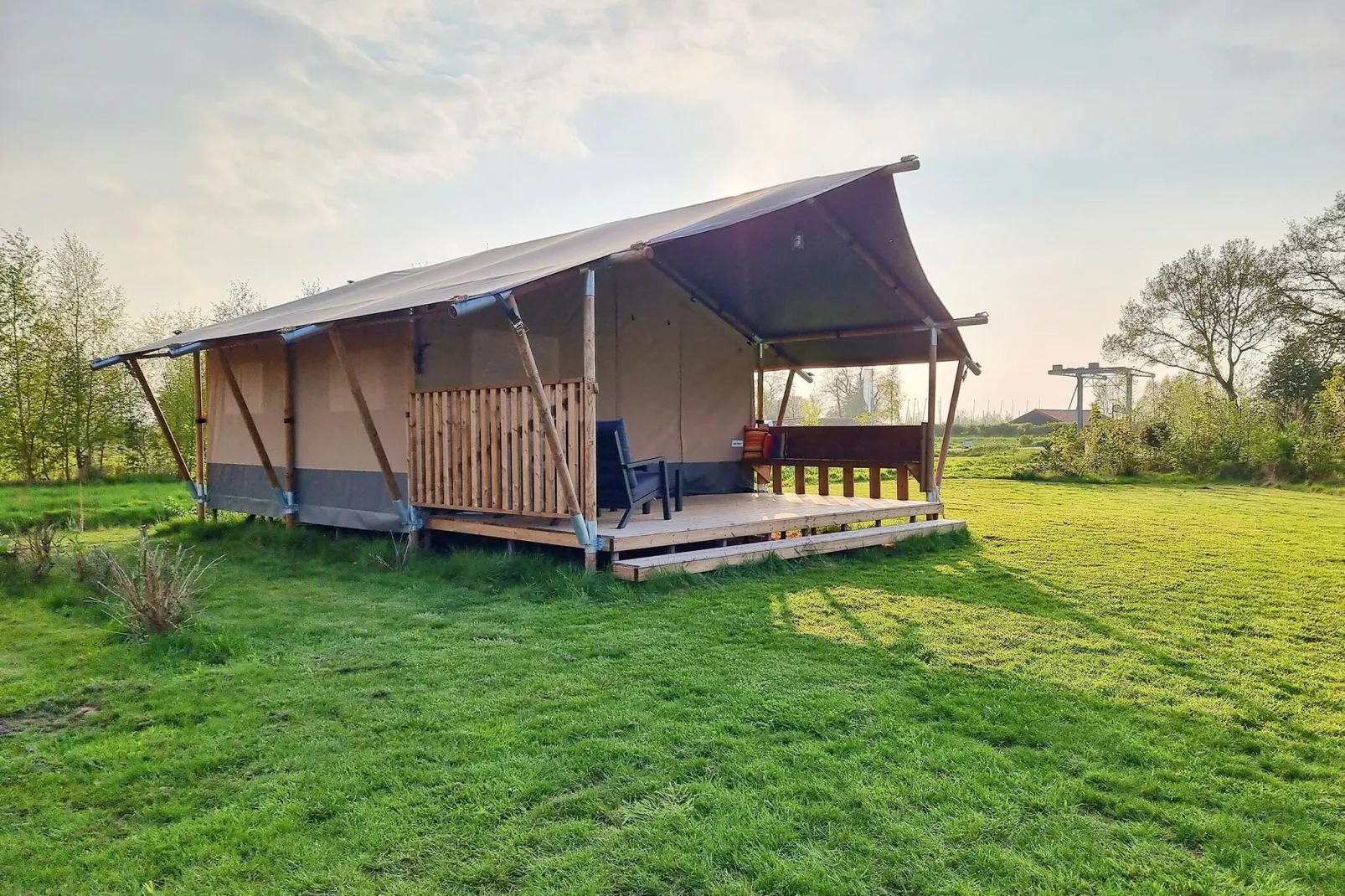 Luxe glamping met badkamer 2-Buitenkant zomer